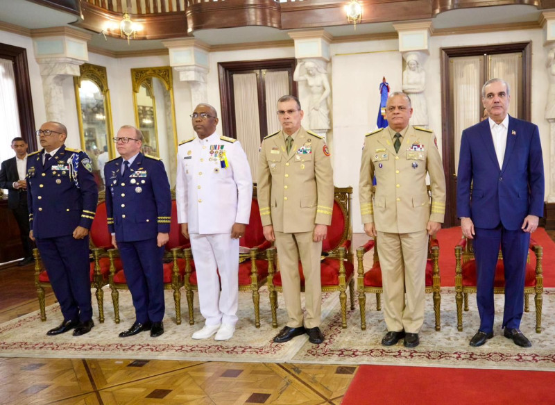 El presidente Abinader junto a las autoridades militares previo a la realización del acto en el Palacio Nacional.