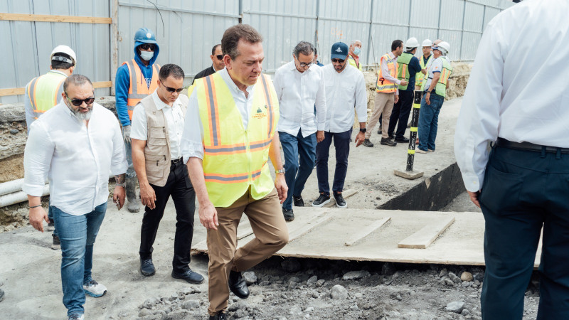 El ministro Víctor Bisonó durante el recorrido de supervisión por la zona.