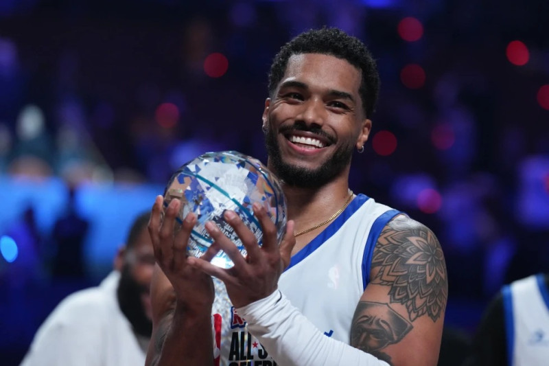 El actor Rome Flynn posa con el trofeo al Jugador Más Valioso del Duelo de Celebridades, realizado el viernes 13 de febrero de 2026 en Inglewood, California, en el marco de las actividades del Juego de Estrellas de la NBA.