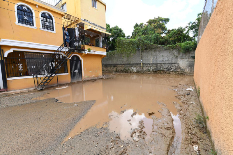 Agua posada ha creado una laguna en el residencial Nancy Nadesha, en Santo Domingo Este.