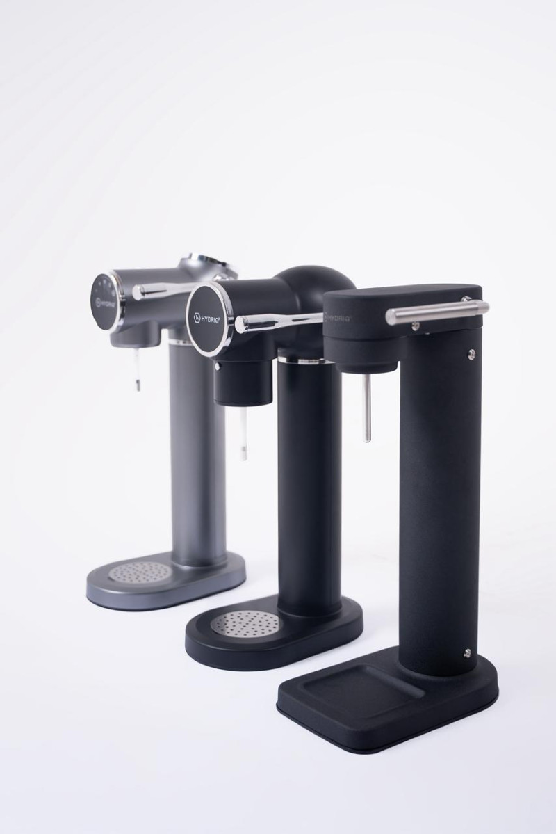 La gasificadora convierte agua común en agua con gas.