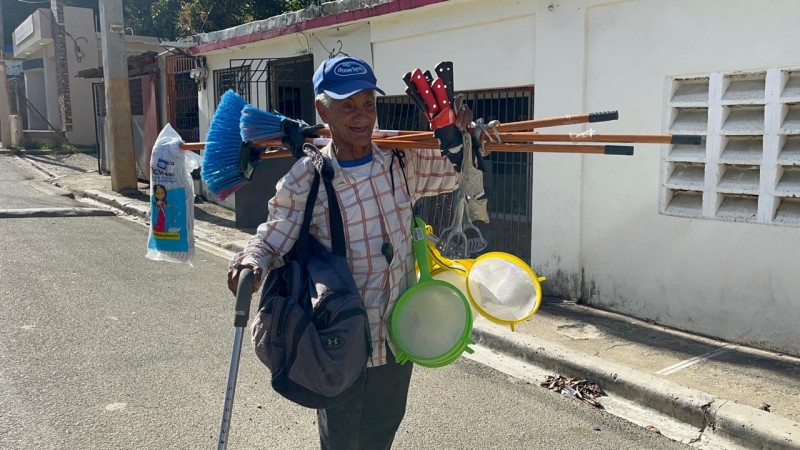 Antonio Bautista Beltrán recorre decenas de barrios vendiendo utensilios del hogar