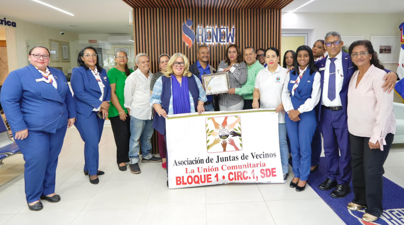 Comunitarios entregan la distinción a representantes del centro