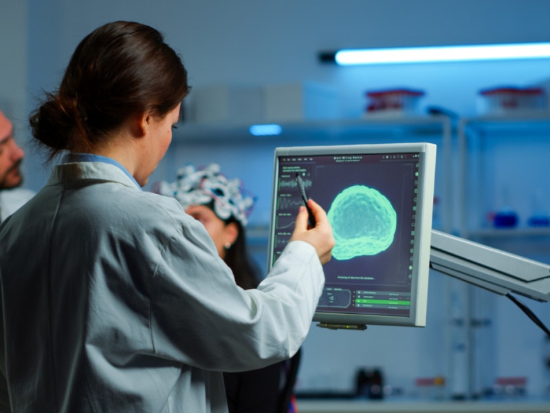 Entre los síntomas iniciales de meningitis están la fiebre alta, dolor de cabeza intenso, rigidez en la nuca o cuello.