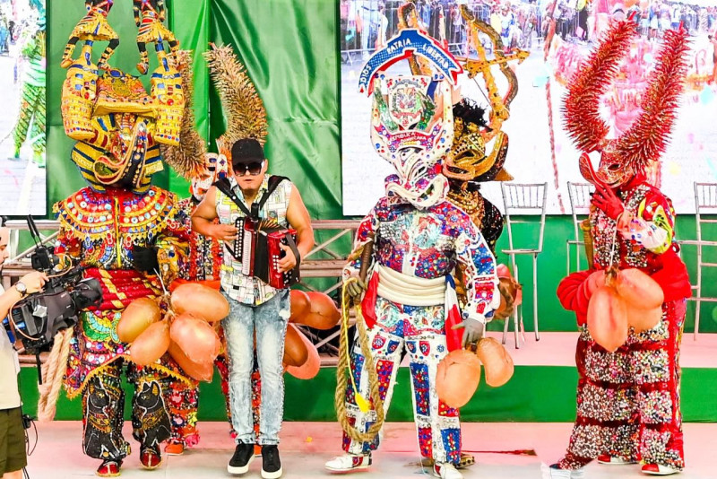 Carnaval de Santiago cierra su segundo domingo a golpe de música y Lechón.
