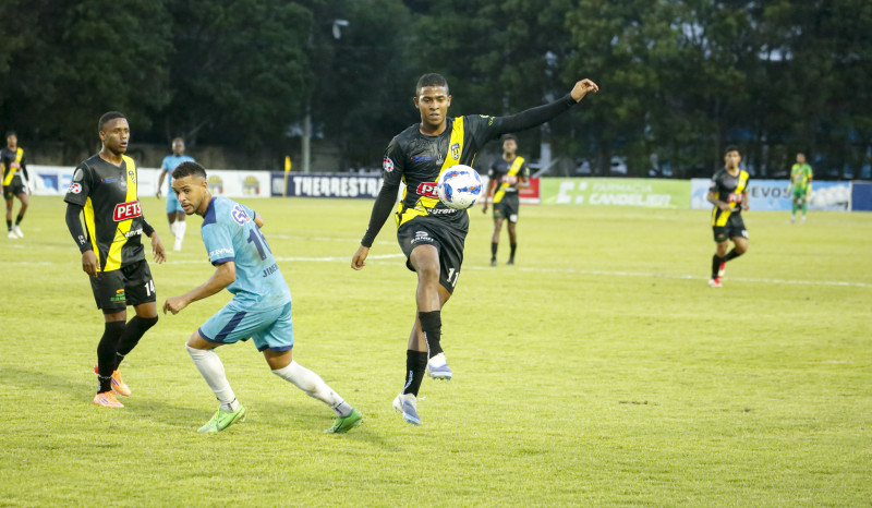 Junior Jiménez del MOCA FC en una accion del partido ante Salcedo FC