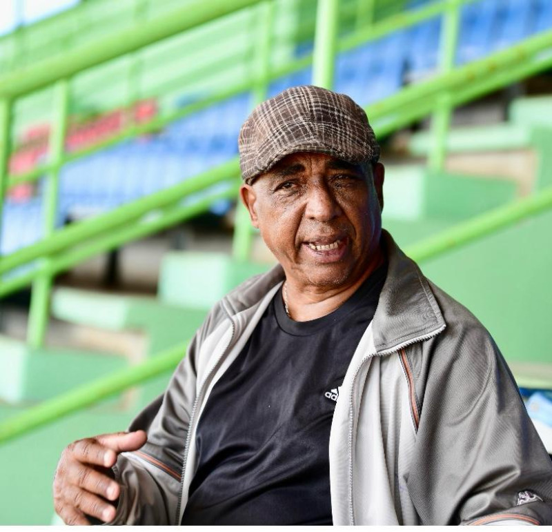 Julián Hernández, agente y una especie de padre dominicano de la joven jocketa.