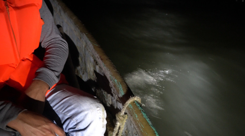 Quienes arriesgan sus vidas suelen salir en las noches y madrugadas para intentar burlar a las autoridades