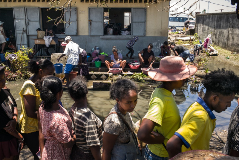 Escuela primaria pública utilizada como refugio para las personas afectadas por el paso del ciclón tropical Gezani durante la noche, en Toamasina el 15 de febrero de 2026.