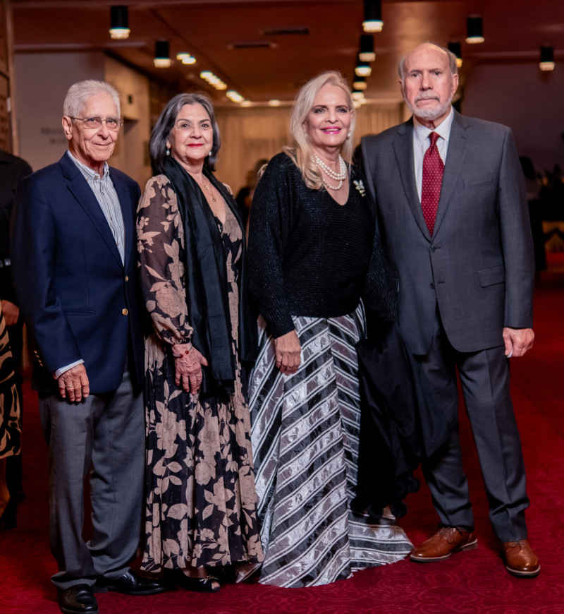 Juan Barceló, Maricela de Barceló, Melba de Catrain y Francisco Catrain.