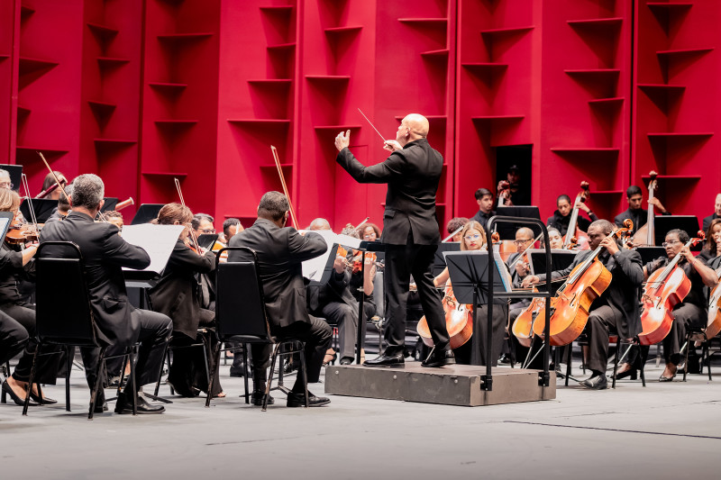 Amaury Sánchez dirige el concierto, en el Teatro Nacional.