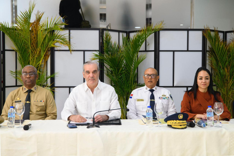 El presidente Luis Abinader encabezó este lunes la reunión de seguimiento al Plan de Seguridad Ciudadana, celebrada en el Palacio de la Policía Nacional.