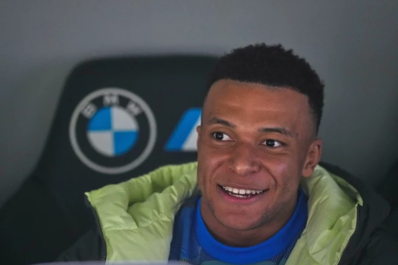 Kylian Mbappé del Real Madrid aparece sentado en la banca durante el partido contra la Real Sociedad en la Liga de España, el 14 de febrero de 2026, en Madrid.