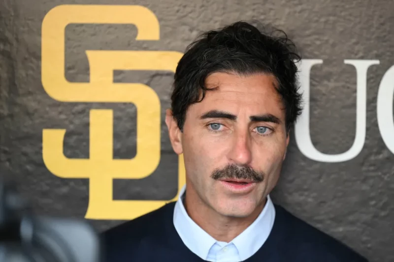 El gerente general de los Padres A.J. Preller responde preguntas previo al juego contra los Gigantes de San Francisco, el 28 de marzo de 2024, en San Diego.
