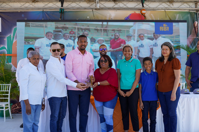 Henry González recibe su placa de reconocimiento en el inicio del torneo RBI en Barahona.