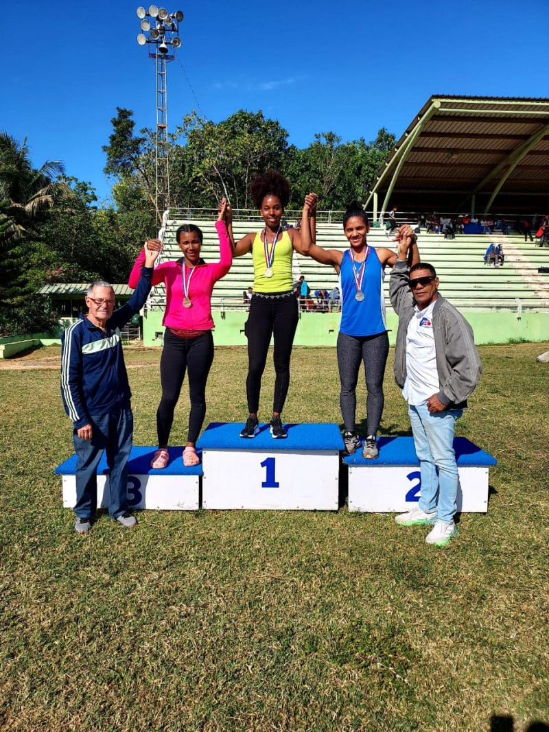 Vista de la premiación de la disciplina de jabalina femenina durante el certamen atlético.