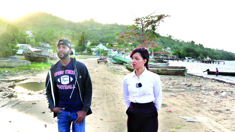 Yoel Bastardo, quien duró dos años en Puerto Rico y luego fue repatriado, ofrece declaraciones a la periodista Audry Trinidad en Sabana de la Mar.