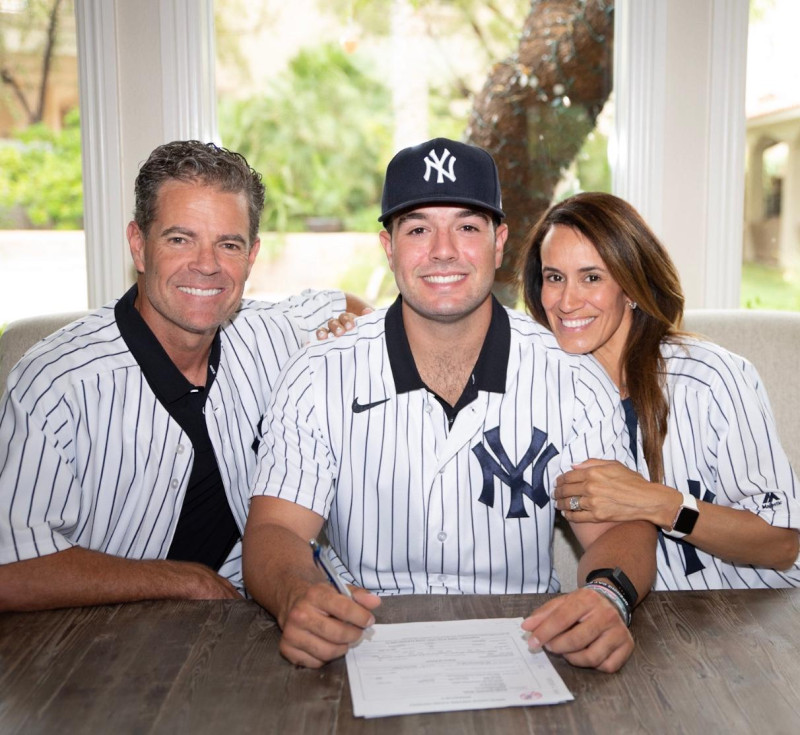 Wells junto a sus padres al momento de firmar con la organización de los Yanquis de Nueva York.