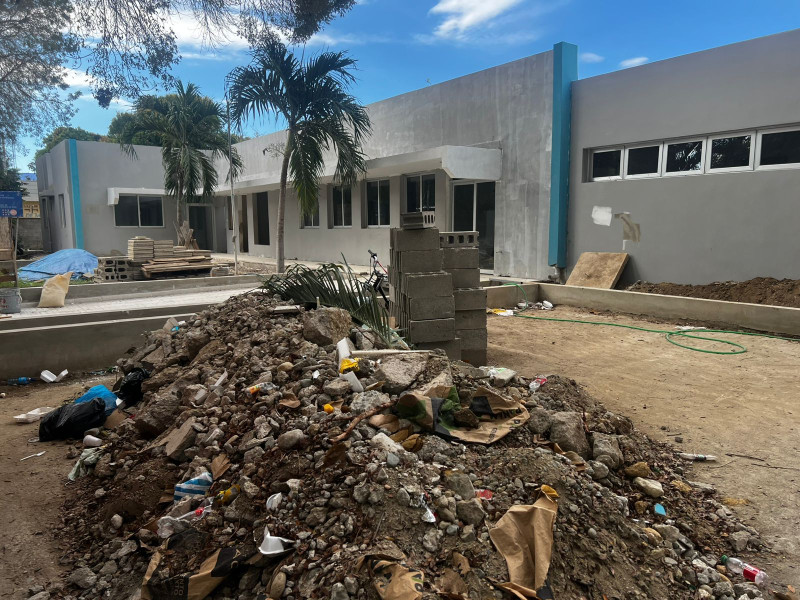 La construcción del hospital municipal de Guayubín presenta demora.