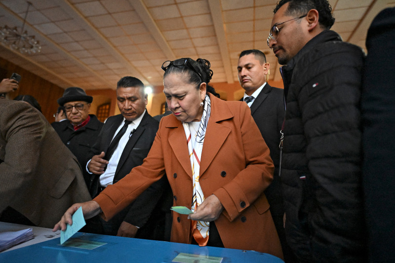 Consuelo Porras emite su voto durante las elecciones para elegir magistrados de la Corte de Constitucionalidad en el Colegio de Abogados y Notarios.