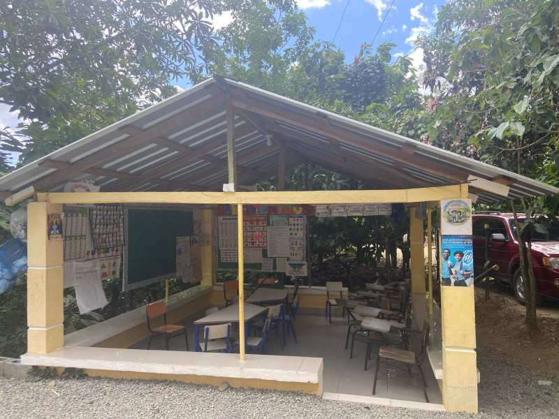 Paralizan docencia en el centro educativo María Lajara Henríquez por deuda de alquiler de RD$70 mil al propietario del inmueble.