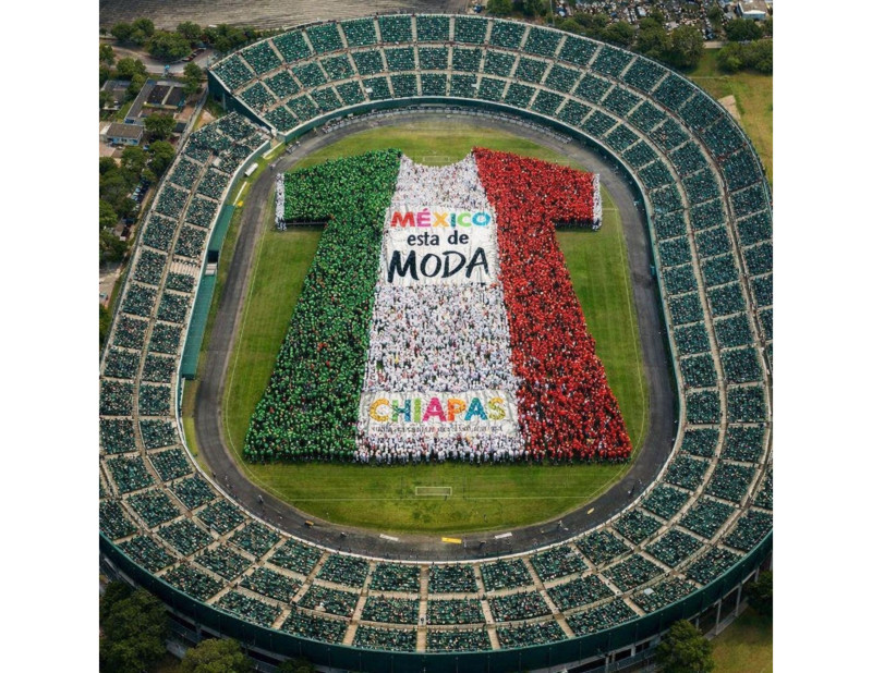 AME6216. CIUDAD DE MÉXICO (MÉXICO), 17/02/2026.- Imagen realizada con IA cedida por la Secretaria de Turismo de México (Sectur) de una camiseta conformada por personas en Chiapas (México). México ha anunciado su intención de romper tres récord Guinness antes del inicio de la Copa del Mundo 2026, con actividades que se llevarán a cabo en Chiapas, Ciudad de México y Baja California Sur, iniciativas que forman parte del programa gubernamental Mundial Social 2026, diseñado para dejar un impacto más allá del evento deportivo y posicionar al país como un destino turístico destacado. EFE/ Secretaria de Turismo de México /SOLO USO EDITORIAL/NO VENTAS/SOLO DISPONIBLE PARA ILUSTRAR LA NOTICIA QUE ACOMPAÑA (CRÉDITO OBLIGATORIO)