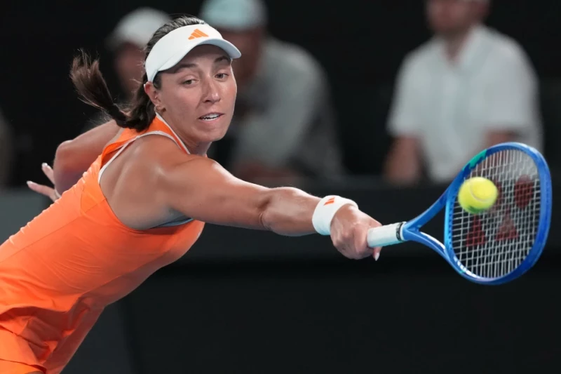 Jessica Pegula devuelve de revés ante Elena Rybakina en las semifinales del Abierto de Australia, el 29 de enero de 2026, en Melbourne.
