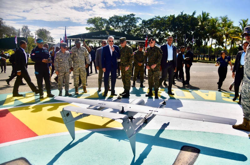 El presidente Abinader y el ministro de Defensa observan el drone militar.