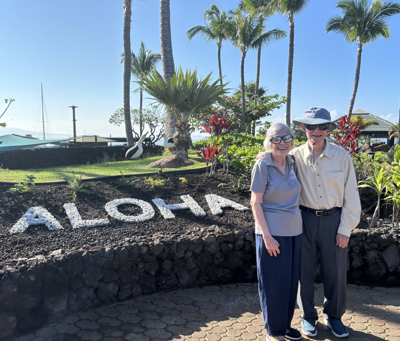 Georgina y Humberto Aloha firman el Maui Ocean Center