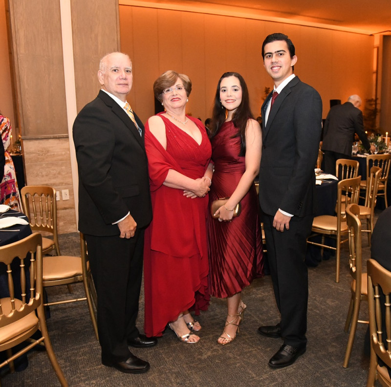 José Tejeda, Sandra de Tejeda, Sandra Tejeda y Diego Silfa.