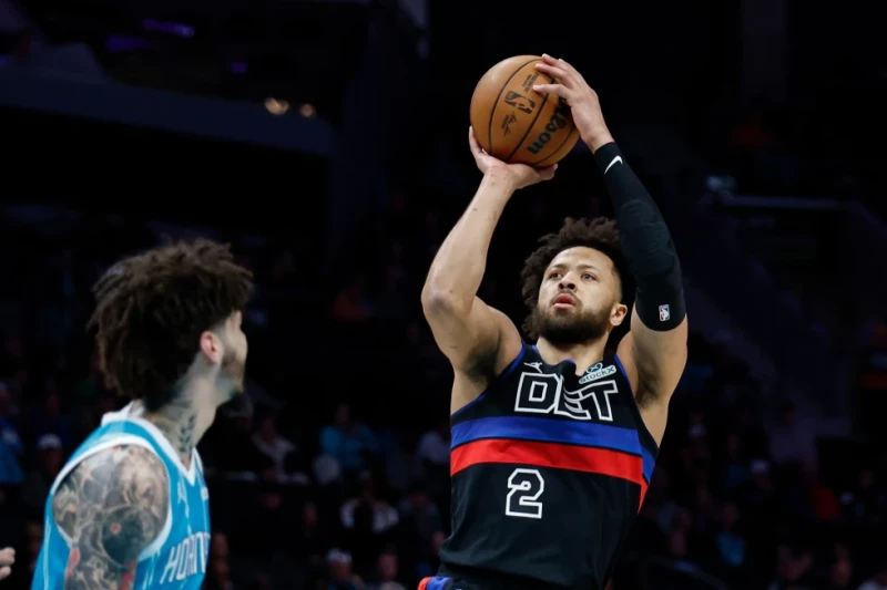 Cade Cunningham, de los Pistons, lanza al aro ante LaMelo Ball, de los Hornets, el 9 de febrero de 2026, en Charlotte.