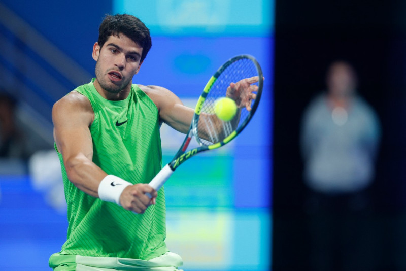 Carlos Alcaraz aparece en acción en el partido frente a Arthur Rinderknech en el Abierto de Doha.