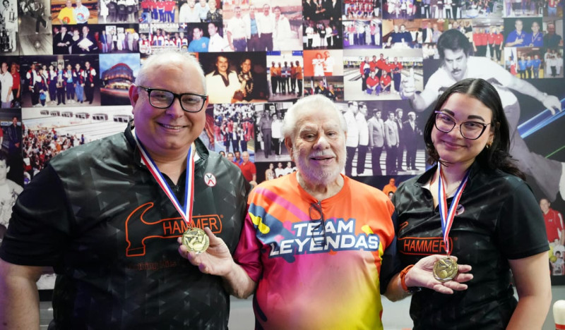 Rolando Sebelén premia a Carlos Guzmán y Rosalía Guzmán, padre e hija, ganadores del torneo.