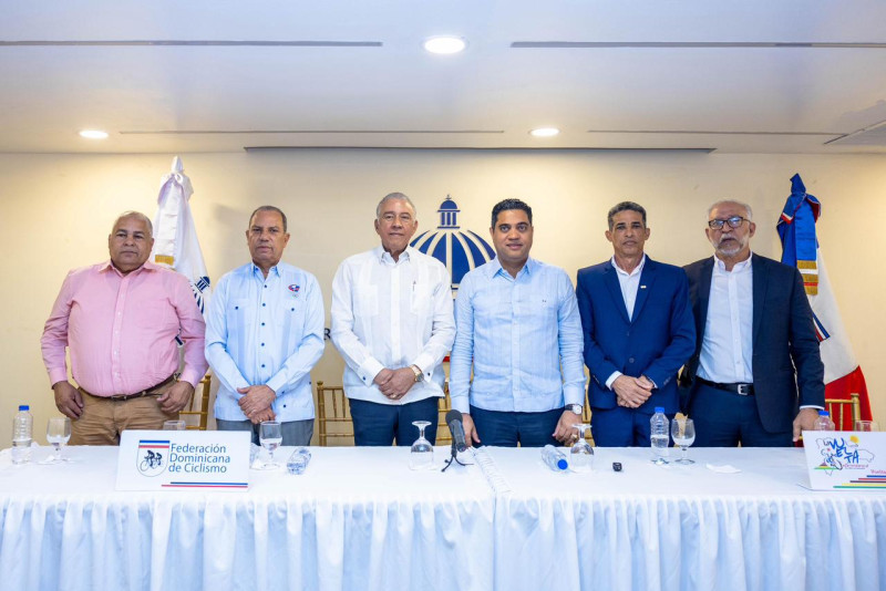 Integrantes de la mesa de honor tras el anuncio de la versión de este año 2026 de la Vuelta Ciclista Independencia.