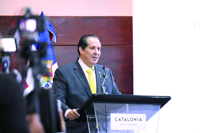 Víctor Atallah, ministro de Salud Pública, habla durante el acto.