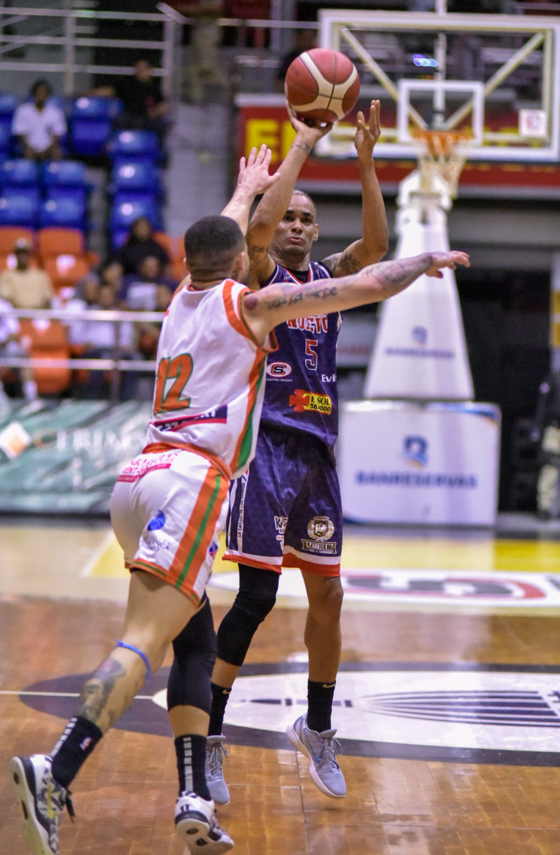 Víctor Liz, de Pueblo Nuevo, se eleva en busca de un canasto en el encuentro del torneo superior de Santiago, frente a GUG, el 17 de febrero de 2026.