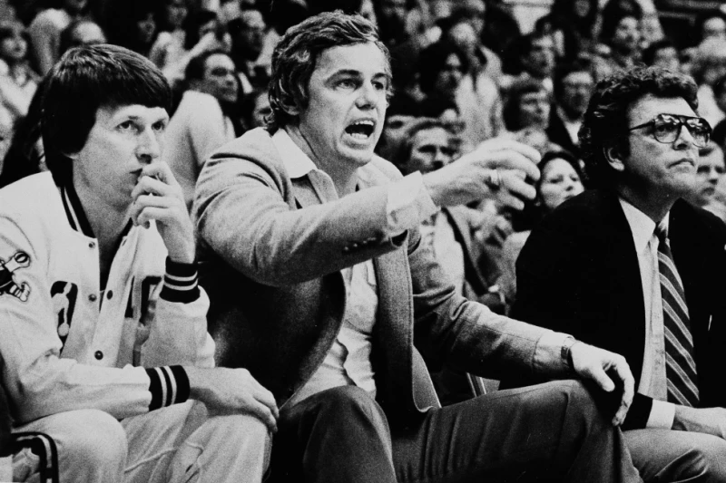 El entrenador de los Nuggets Doug Moe dirige a su equipo desde la banca durante un partido de la NBA contra los Suns, el 21 de abril de 1982, en Denver.