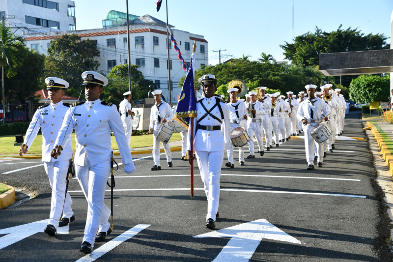 Miembros de la Armada durante el desfile en las instalaciones de Listín Diario