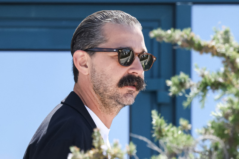 Shia LaBeouf llega a la sesión fotográfica de Slauson Rec durante el 78.º Festival de Cannes, en Cannes, Francia, el 18 de mayo de 2025.