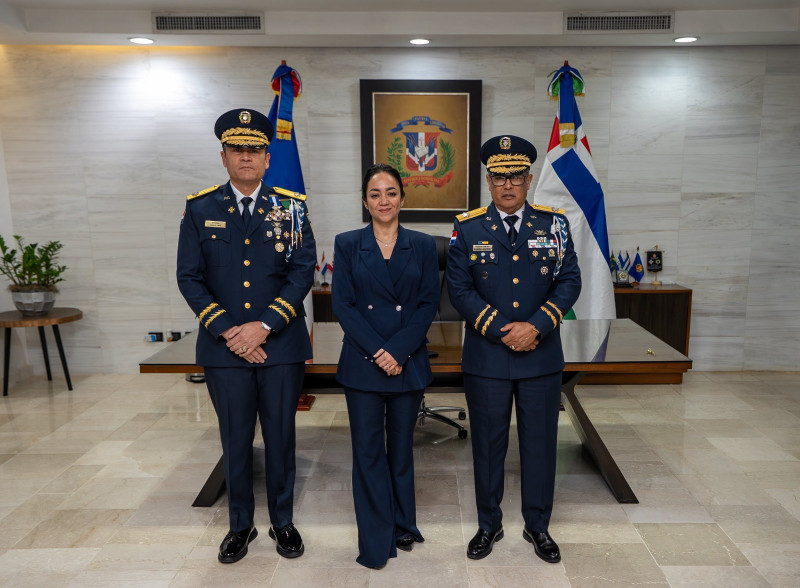 El nuevo director de la Policía Nacional, Andrés Modesto Cruz Cruz junto a la ministra de Interior y Policía, Faride Raful y el exdirector de la policía, mayor general Ramón Antonio Guzmán Peralta .