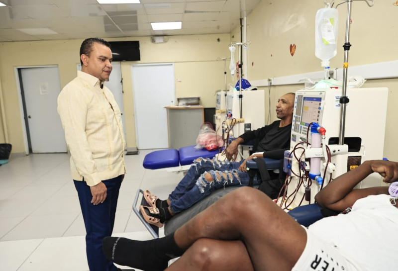 Julio Landrón, director del SNS, realiza visita al hospital Francisco Moscoso Puello y recorre diferentes áreas de servicios.