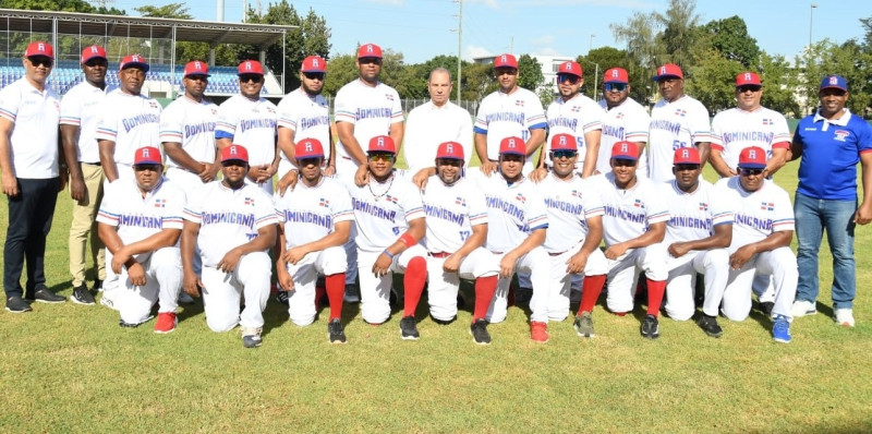 El ingeniero Garibaldy Bautista, centro, junto al equipo nacional de softbol masculino de mayores, que va al campeonato panamericano en Montería, Colombia, al torneo clasificatorio para los Juegos Panamericanos Lima 2027.