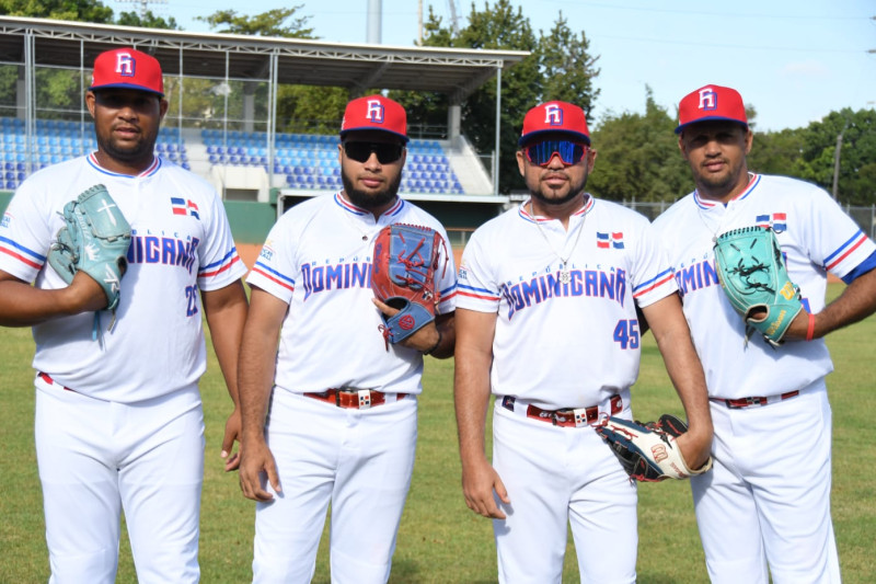 Los lanzadores Yan Carlos González Díaz (El Pinto), Jonni Javier Suriel Fernández, Luiyi Rosario Mena y Michael De Jesús Batistas Santos, del equipo nacional dominicano de softbol de mayores.