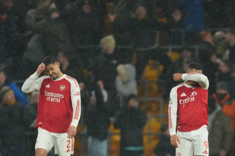 Gabriel Jesus y William Saliba reaccionan durante el partido de la Liga Premier entre  Wolverhampton Wanderers y Arsenal, el miércoles 18 de febrero de 2026, en Wolverhampton, Inglaterra