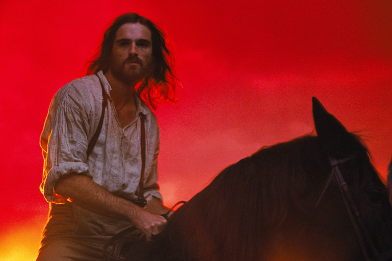 Esta imagen publicada por Warner Bros. Pictures muestra a Margot Robbie, a la derecha, y Jacob Elordi en una escena de "Cumbres Borrascosas"