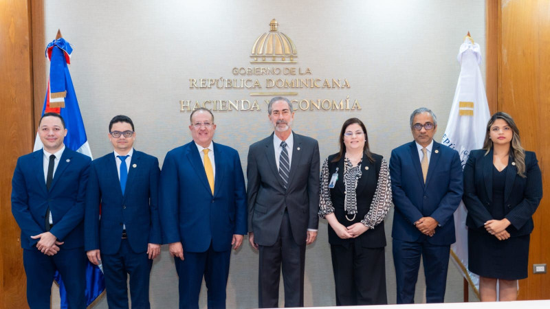 Director ejecutivo de FIBA David Schwartz y el ministro de Hacienda y Economía Magín Díaz junto a viceministro del Tesoro y Patrimonio Derby De Los Santos y otros funcionarios.
