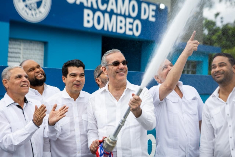 El presidente Luis Abinader inauguró varias obras de agua en la provincia Santiago.