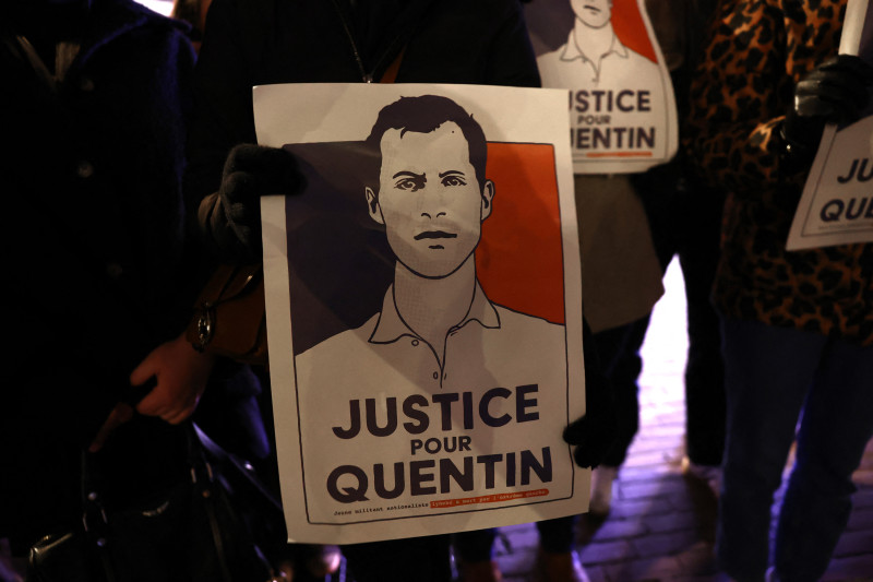 Un manifestante sostiene un retrato durante una concentración en homenaje a Quentin Deranque en Lille, norte de Francia, el 18 de febrero de 2026
