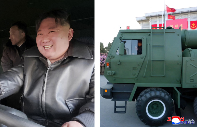 Kim Jong Un conduciendo un vehículo de artillería cohete en una ceremonia para presentar el nuevo sistema de lanzamiento múltiple de cohetes de 600 mm en Pyongyang