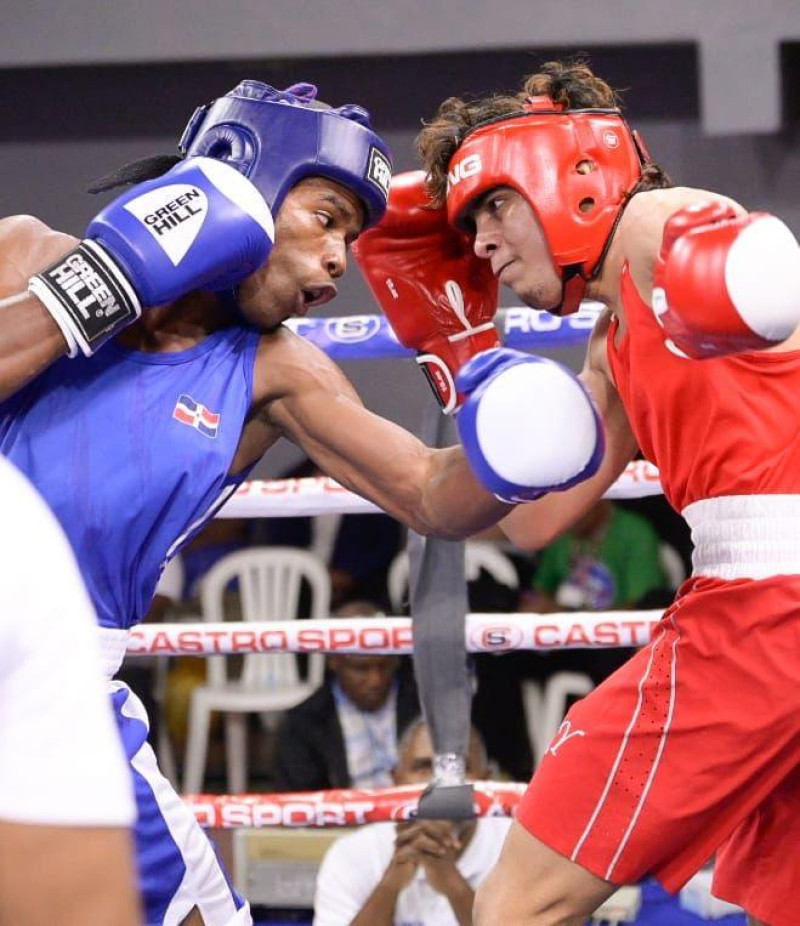 El dominicano Ezequiel Medina, izquierda, intercambia golpes con el norteamericano Arturo Acevedo IV.Fotos fuente externa.